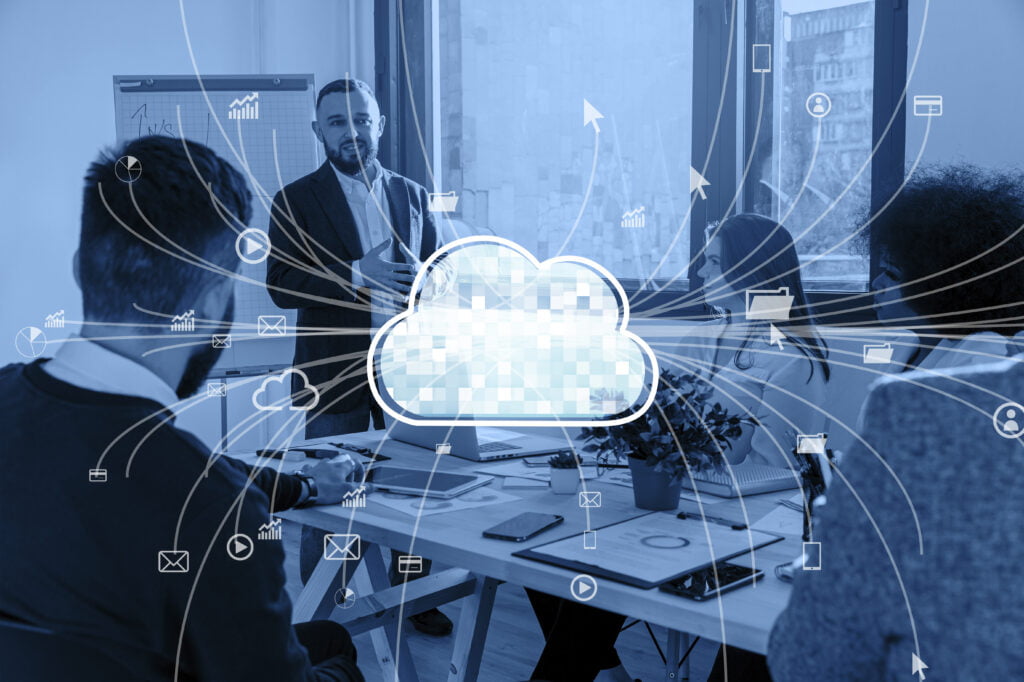 nuvem de dados em montagem sobreposta com imagens de executivos em uma mesa de trabalho