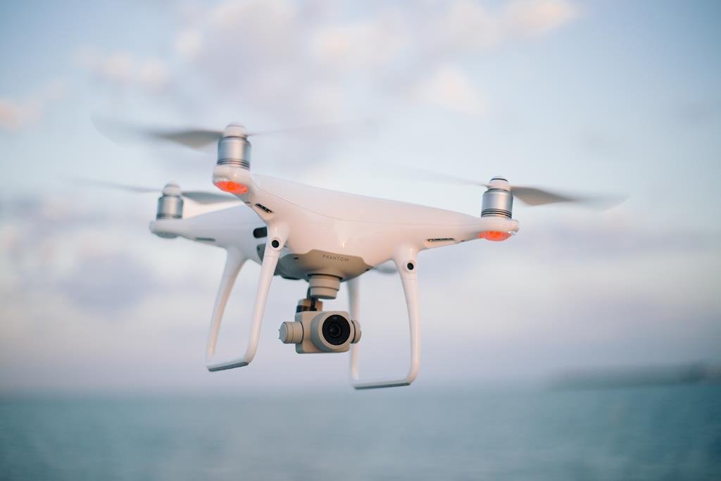 drone com uma câmera sobrevoando