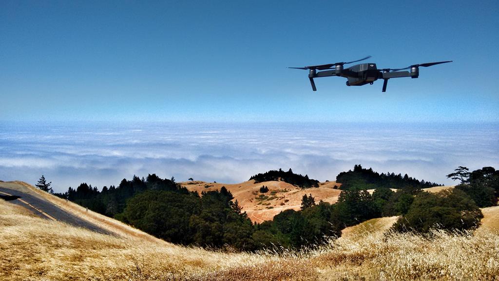 drone sobrevoando local de difícil acesso