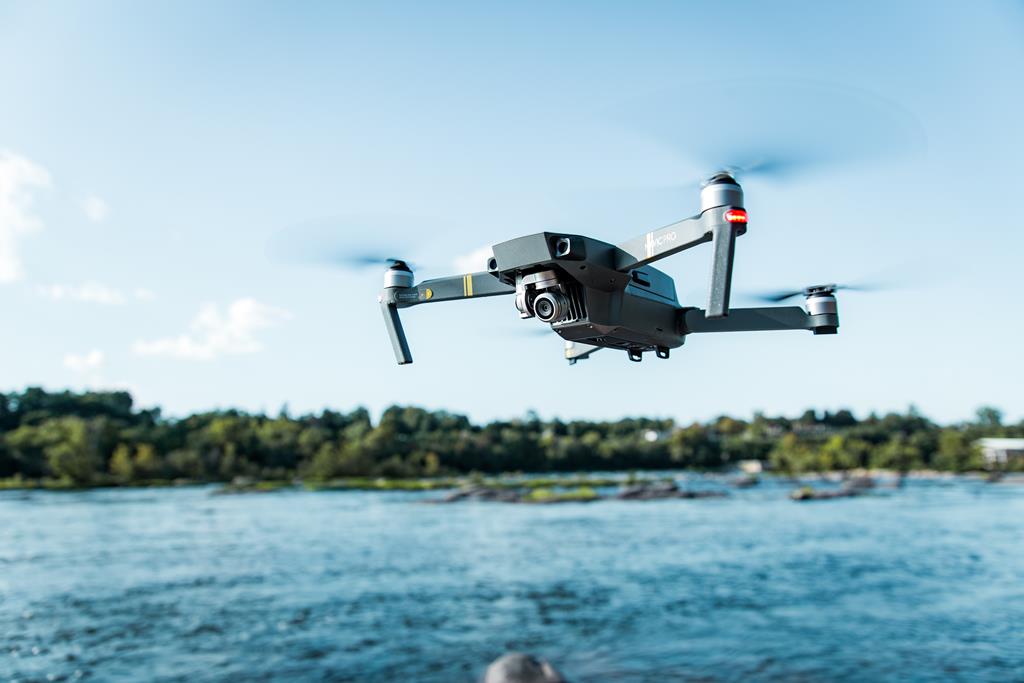 drone sobrevoando na água