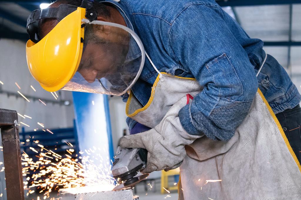 homem trabalhando dentro da indústria