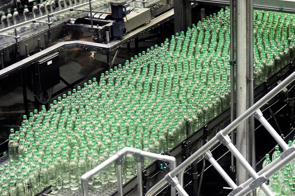 imagem de garrafas dentro de uma indústria