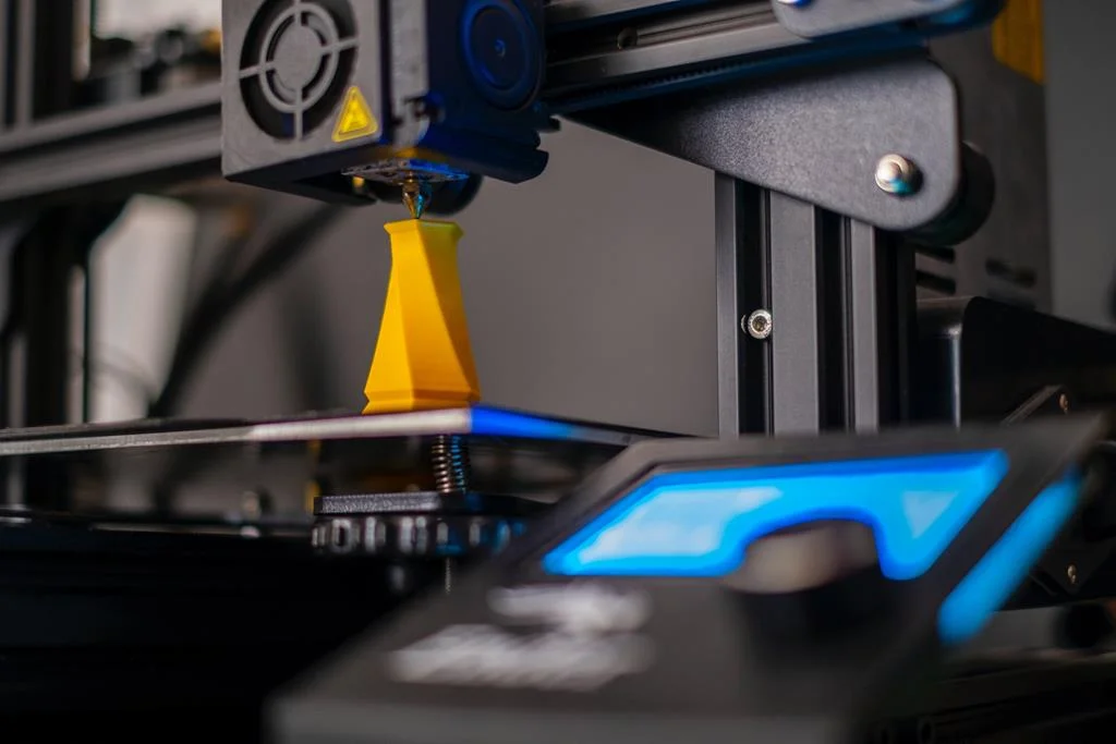 imagem de uma impressora fazendo uma impressão 3D em plástico