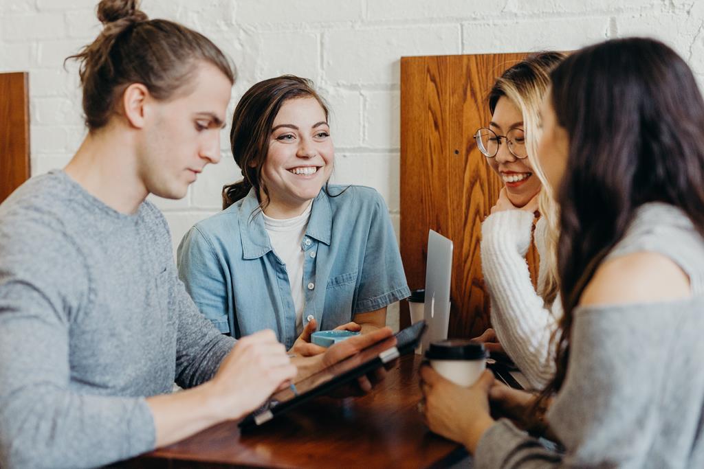 pessoas fazendo reunião na empresa para analisar os dados