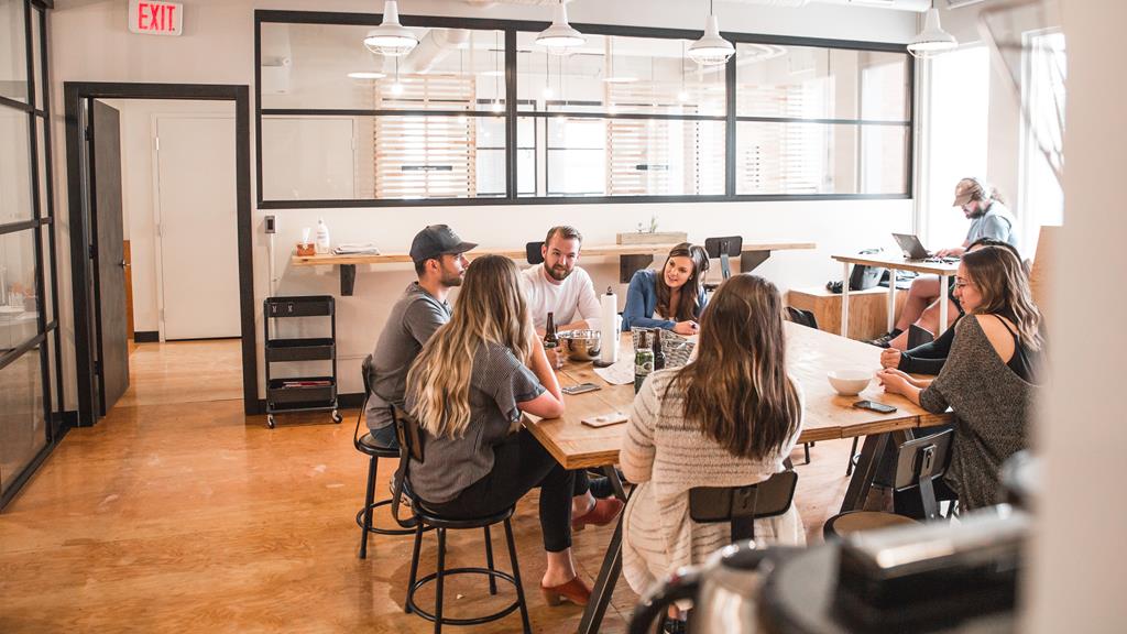 pessoas fazendo reunião dentro da empresa