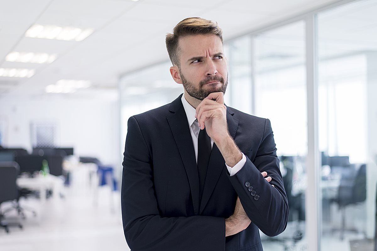 Empresario pensando em seu plano de negócios.