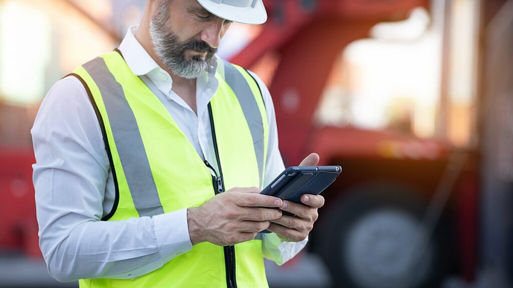 gerente de capacete branco analisando dados do erp