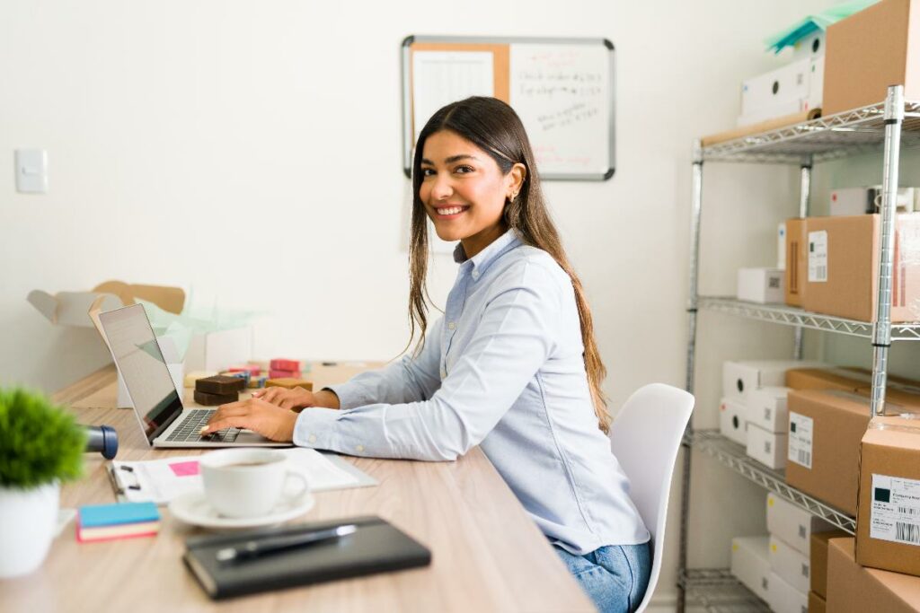 dona de empresa mexendo no computador