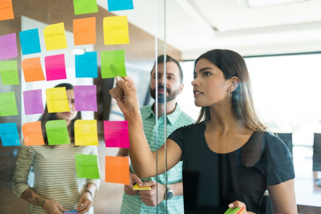 equipe de produtos de uma empresa desenvolvendo um novo serviço