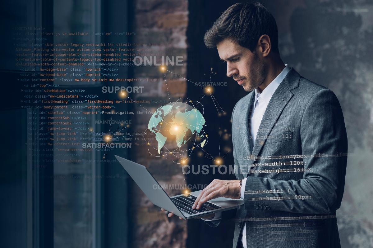 executivo analisando o computador com vários dados sobrepostos em montagem
