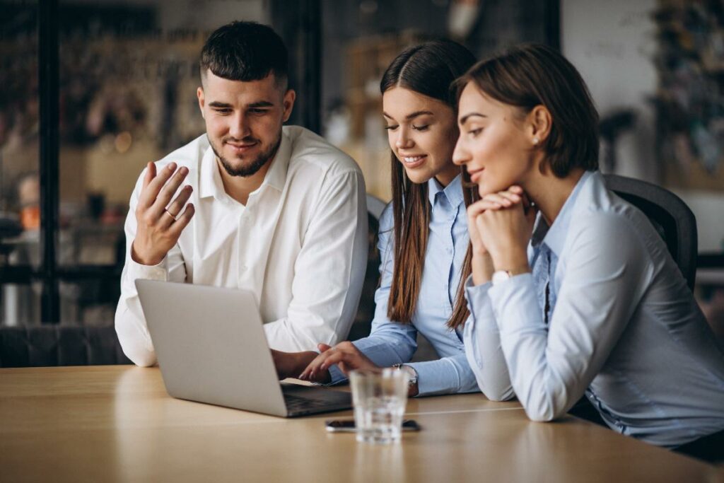 executivos fazendo um call no trabalho