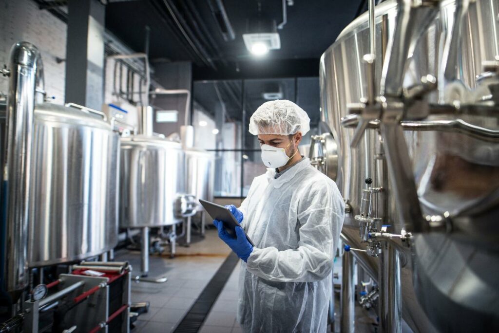 homem em fábrica analisando os processos