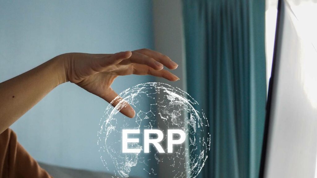 Ilustração de mão sobre uma bola escrita ERP.