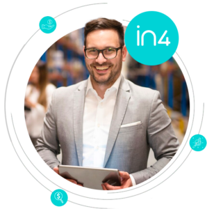 homem segurando um tablet e sorrindo para a câmera