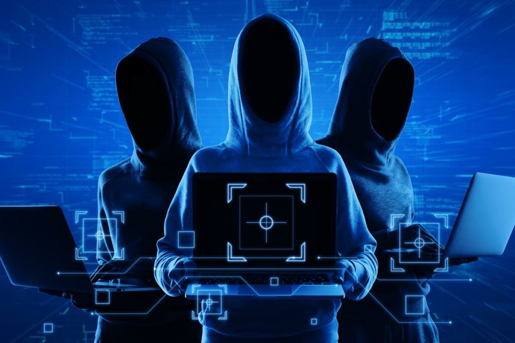 imagens de homens com capuz, segurando notebook roubando dados online