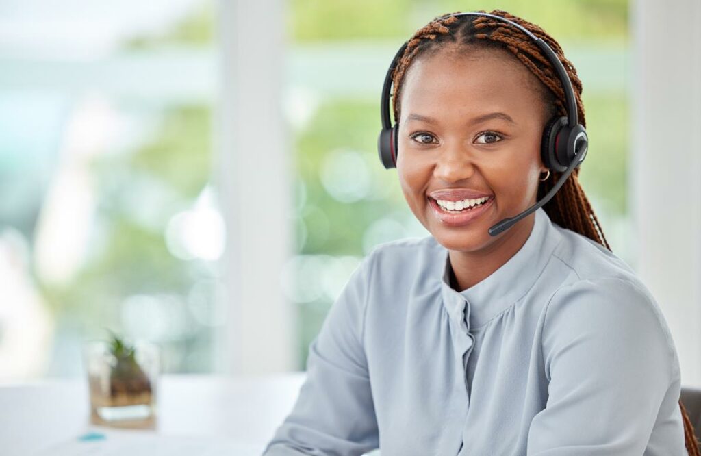 retrato de uma recepcionista negra consultora de suporte ao cliente ou agente de call center