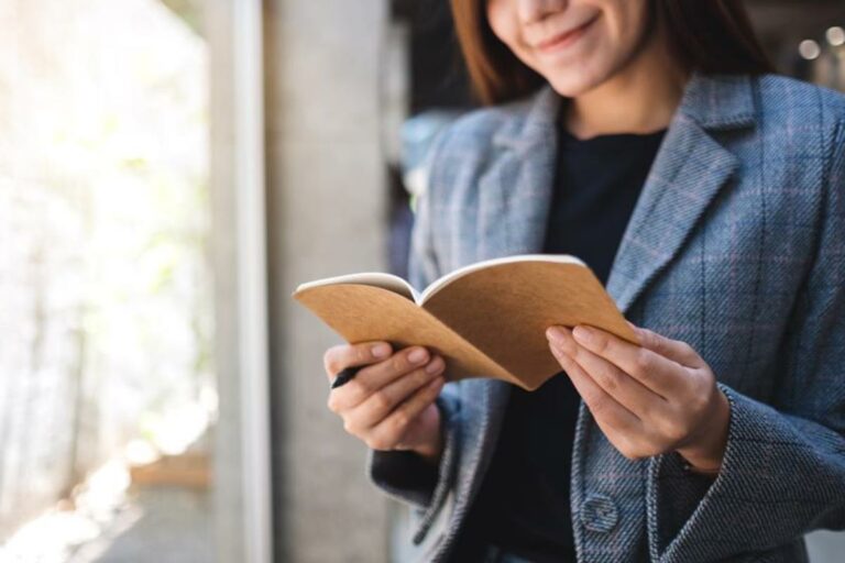 jovem empresaria lendo um livro