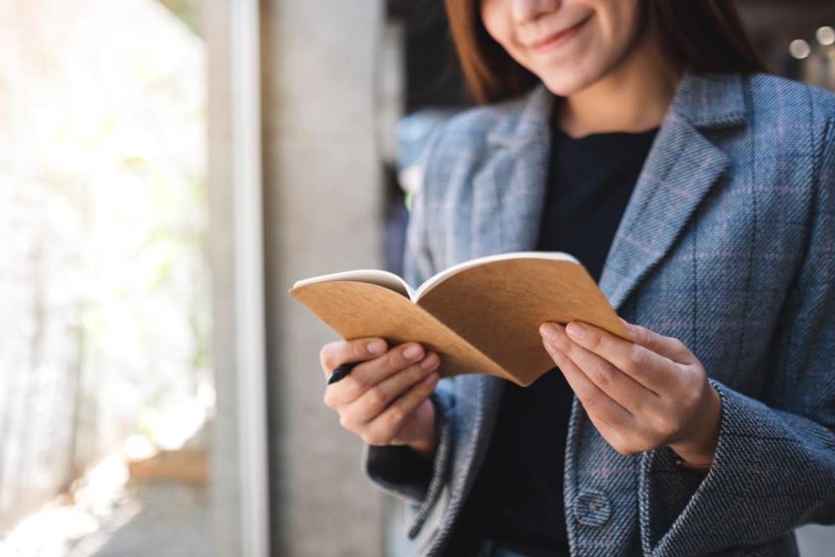jovem empresaria lendo um livro
