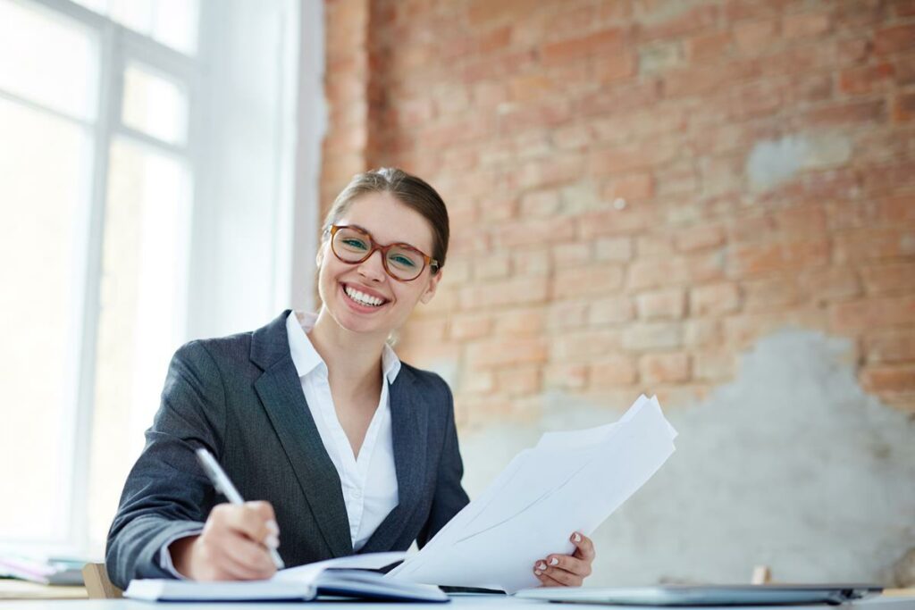 jovem mulher economista no escritório sorrindo