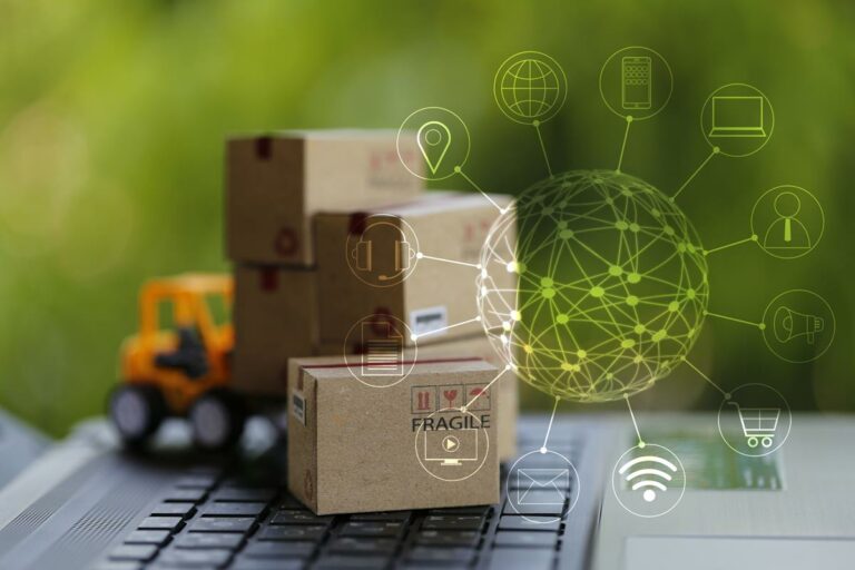 conceito de compras on-line: Empilhadeira move caixa de papelão no teclado com conexão de rede do cliente ícone.